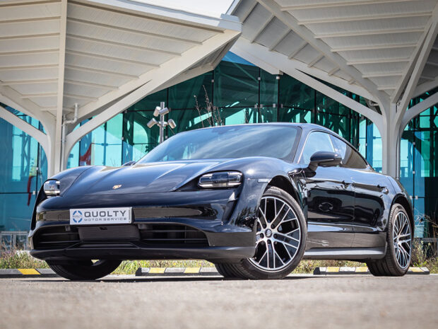 Porsche Taycan negro